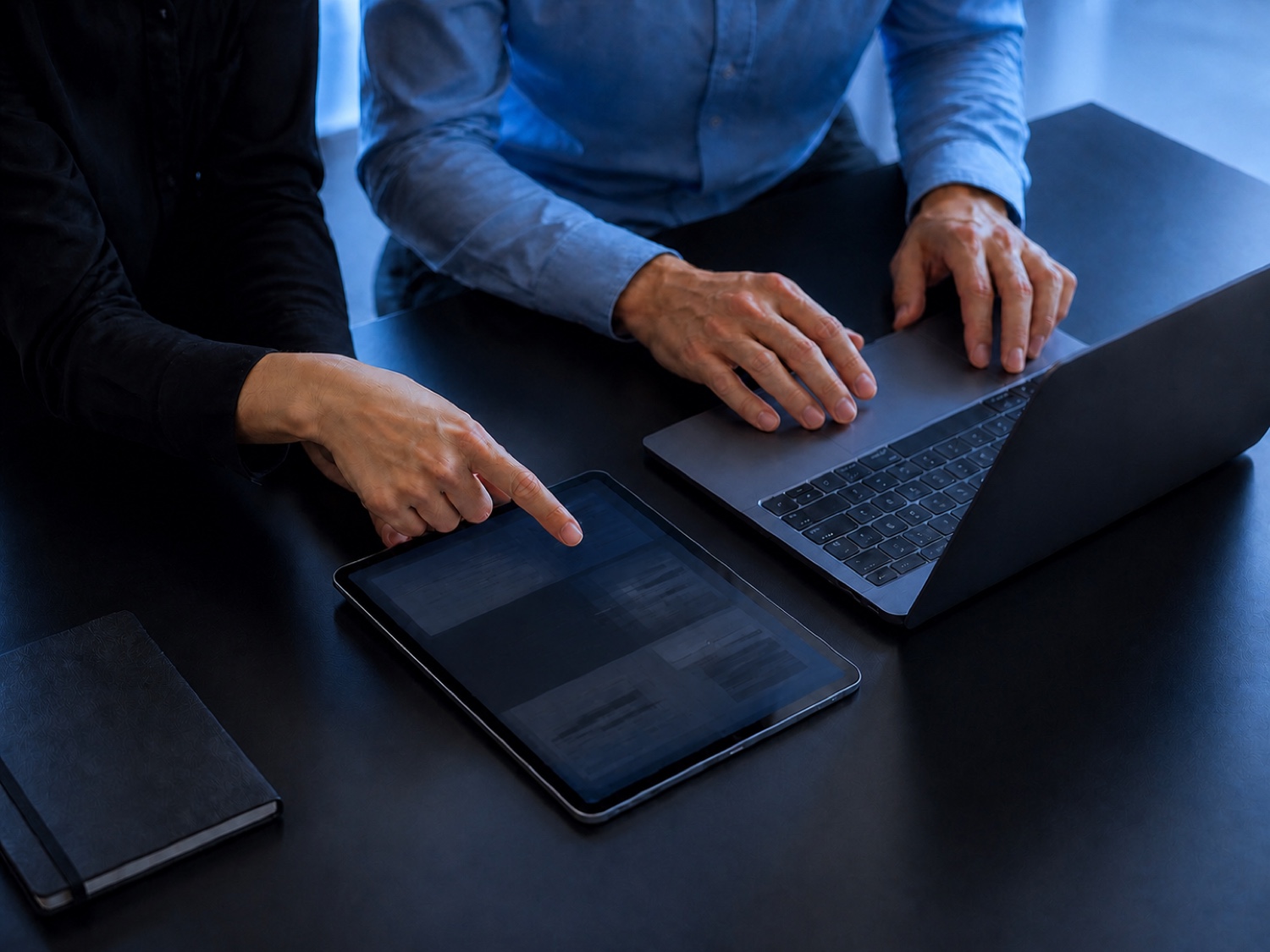 Personas trabajando con una notebook y una tablet